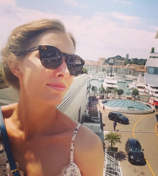 Катя Осадчая опубликовала фото в белом платье и фате