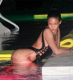 Фотосессия у бассейна: Рианна демонстрирует сексуальную фигуру в откровенном бикини