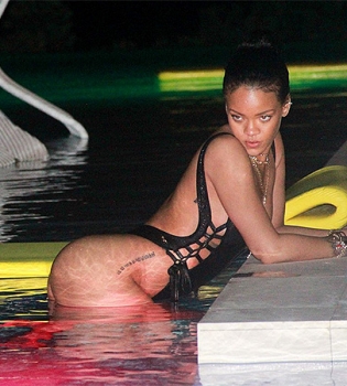 Фотосессия у бассейна: Рианна демонстрирует сексуальную фигуру в откровенном бикини