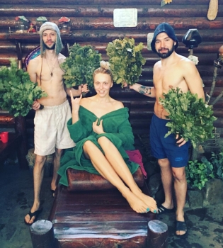 Оля Полякова полностью разделась в бане