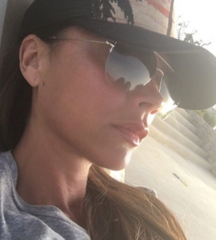 Семейство на отдыхе: Виктория и Дэвид Бекхэм с детьми релаксируют на море