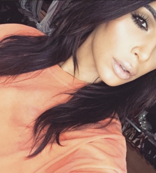 Утренний соблазн: совершенно голая Ким Кардашьян позирует в постели