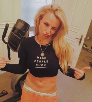 Спортивная минутка: Бритни Спирс соревнуется в отжиманиях от пола