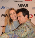 Антонио Бандерас с молодой возлюбленной веселится на Неделе моды в Милане