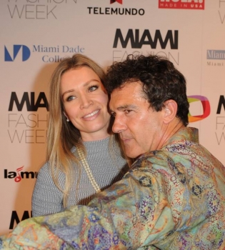 Антонио Бандерас с молодой возлюбленной веселится на Неделе моды в Милане