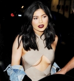 Кайли Дженнер вышла в свет с оголенной грудью