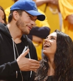 Горячие поцелуи: Мила Кунис и Эштон Катчер вместе посетили матч