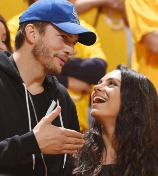 Горячие поцелуи: Мила Кунис и Эштон Катчер вместе посетили матч