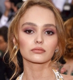 Лили-Роуз Депп шокировала публику болезненной худобой