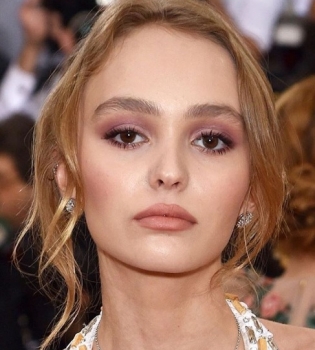 Лили-Роуз Депп шокировала публику болезненной худобой