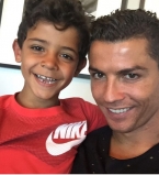 Видео: пятилетний сын Криштиану Роналду поет для папы