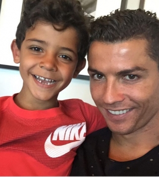 Видео: пятилетний сын Криштиану Роналду поет для папы