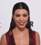 Кортни Кардашьян обескуражила публику глубоким декольте