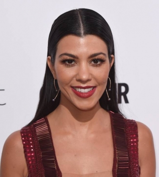 Кортни Кардашьян обескуражила публику глубоким декольте