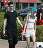 Пока папа не видит: Лили-Роуз Депп веселится с 25-летним бойфрендом Эшем Стайместом