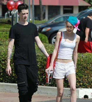 Пока папа не видит: Лили-Роуз Депп веселится с 25-летним бойфрендом Эшем Стайместом