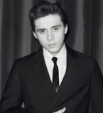 Стильный и серьезный: Бруклин Бекхэм блистает на страницах Luomo Vogue