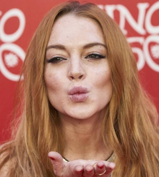 Леди в красном: Линдси Лохан соблазняет ярким нарядом