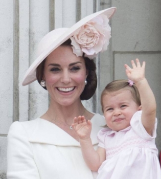 Дебютный выход: принцесса Шарлотта впервые появилась на публике