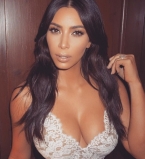 Ким Кардашьян продемонстрировала роскошную фигуру в сексуальном боди