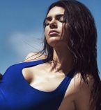 К лету готова: соблазнительная Кендалл Дженнер позирует в стильном купальнике