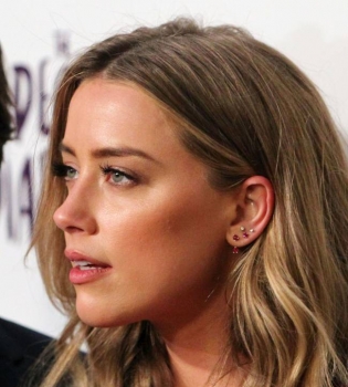 Адвокат Джонни Деппа: &quot;Эмбер Херд отказывается отвечать на вопросы в суде&quot;