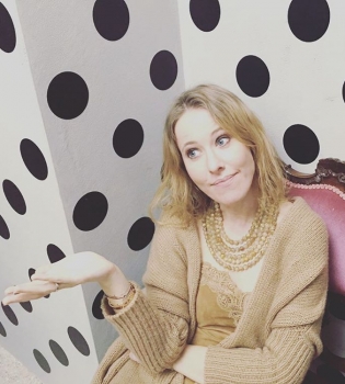 Ксения Собчак скрывает под объемными платьями беременный живот?