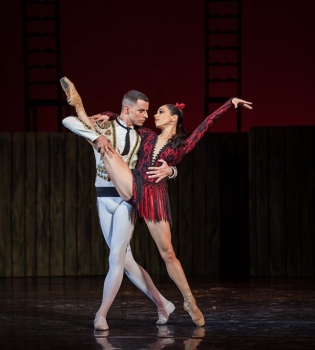 Солист распавшихся Kazaky станцевал в легендарном балете &quot;Кармен-сюита&quot;