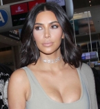 Горячая штучка: Ким Кардашьян обескуражила публику сексуальным нарядом