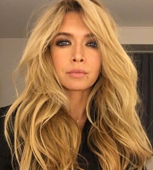 Вера Брежнева соблазняет идеальной фигурой в купальнике