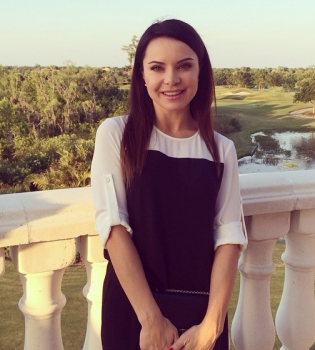 Джинс и кеды навсегда: как одевается в повседневной жизни Лилия Подкопаева