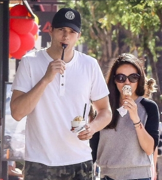 Семейный день: Мила Кунис и Эштон Катчер гуляют с малышкой-дочерью