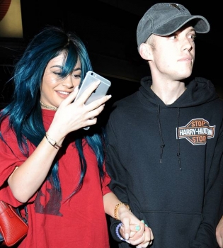 Кайли Дженнер появилась на публике с таинственным незнакомцем: новый роман?