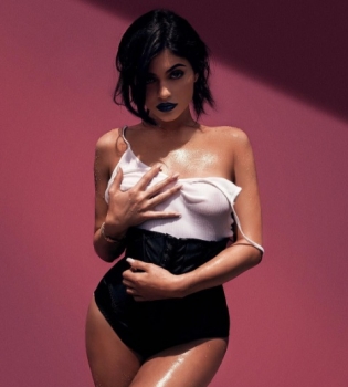 Привет из душа: Кайли Дженнер позирует в сексуальном бикини