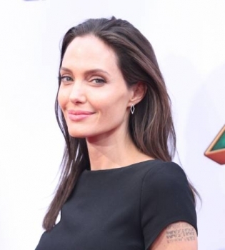 Дети Анджелины Джоли разговаривают на семи языках