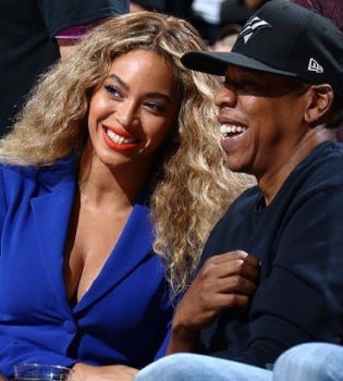 По-прежнему счастливы: Бейонсе и Джей-Зи вместе сходили на баскетбол