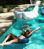 Звездный уикенд: София Вергара показала, как отдыхает у бассейна