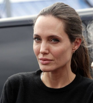 Анджелина Джоли впервые рассказала о сложностях, с которыми столкнулась во время родов в Намибии