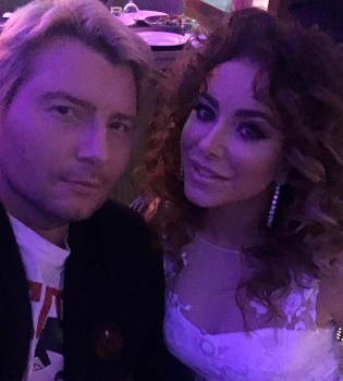 Пошутила: Ани Лорак столкнула Баскова в бассейн