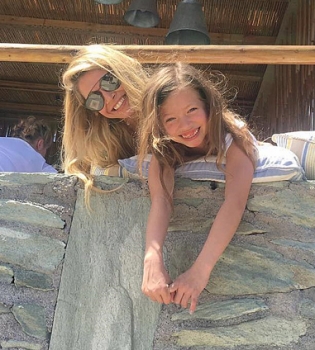 Крупным планом: Вера Брежнева поделилась снимком младшей дочери