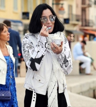 Шер впервые появилась на публике после слухов о смертельной болезни