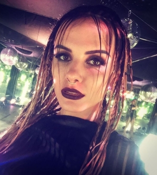 Новая работа экс-Эрики в новом амплуа бьет рекорды по просмотрам