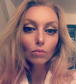 Длинноногая блондинка Оля Полякова взбудоражила подписчиков фото в нижнем белье