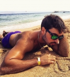 Полуобнаженный Виталий Козловский продемонстрировал подкаченное тело на пляже