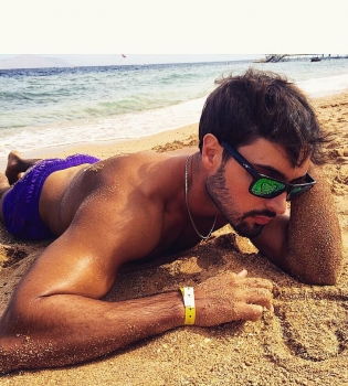 Полуобнаженный Виталий Козловский продемонстрировал подкаченное тело на пляже