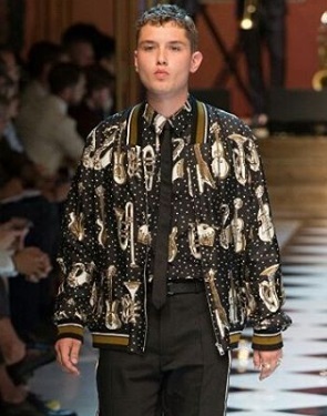 Модный дебют: сын Джуда Лоу впервые вышел на подиум