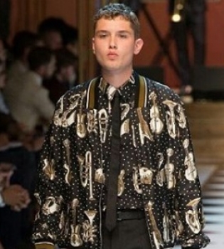 Модный дебют: сын Джуда Лоу впервые вышел на подиум