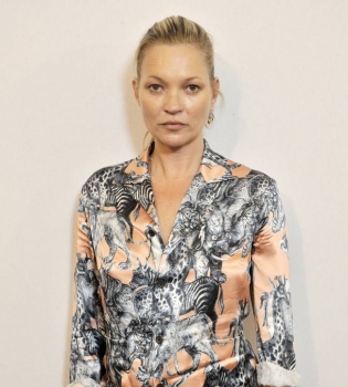 Естественная красота: Кейт Мосс появилась на Неделе моды без макияжа