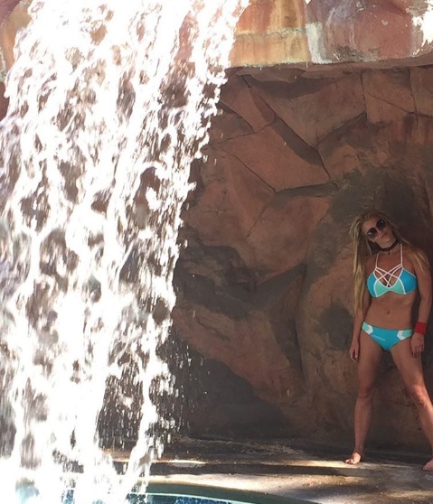 Бритни Спирс в бикини исполнила соблазнительный танец у водопада