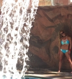 Бритни Спирс в бикини исполнила соблазнительный танец у водопада